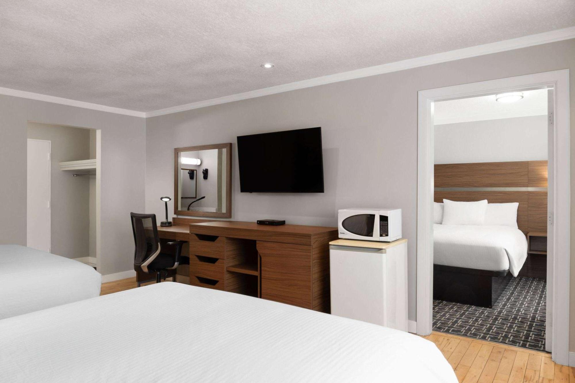 Baymont By Wyndham Edson Hotel Exterior foto
